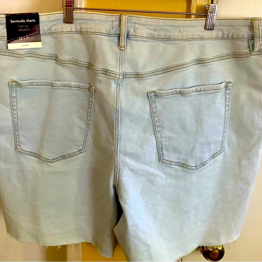 - NEW Ava & Viv Relaxed Bermuda high rise light wash shorts sz 22